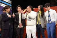 今日から明日になる“まどろみの時間”について説明するトム・ブラウンみちお。