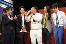 今日から明日になる“まどろみの時間”について説明するトム・ブラウンみちお。