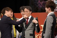 会見の司会を務めた陣内智則がアインシュタイン稲田（中央）のアゴめがけてツッコミを入れるワンシーン。