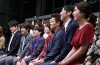 ネタを鑑賞するMC陣。