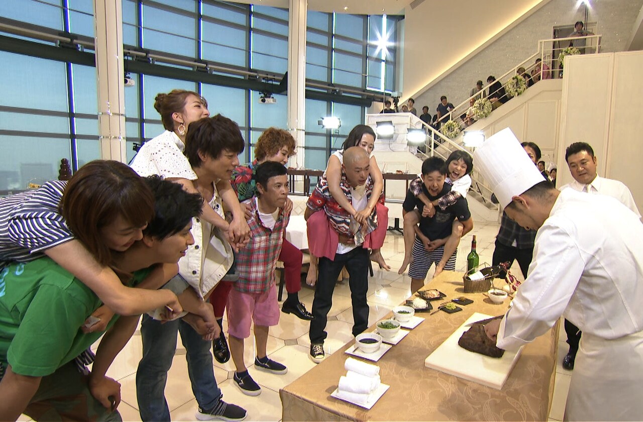 「夫婦耐久！おんぶショッピングゴチ」のワンシーン。(c)日本テレビ