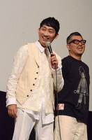 NON STYLE石田（左）と豊島圭介監督（右）。
