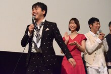 「耳を腐らせるほどの愛」初日舞台挨拶の様子。左から井上裕介、森川葵、石田明。