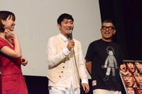 「耳を腐らせるほどの愛」の初日舞台挨拶の様子。