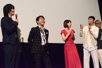 「耳を腐らせるほどの愛」の初日舞台挨拶の様子。