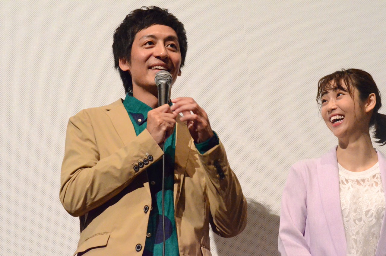 とろサーモン村田（左）と山谷花純（右）。