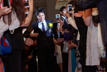 レッドカーペットを歩くシャンプーハットこいで。