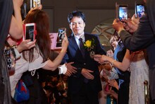 レッドカーペットを歩くシャンプーハットこいで。