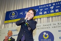 「テレちゃう」のポーズをとるシャンプーハットこいで。