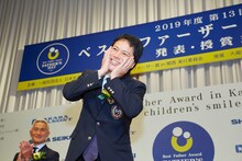 「テレちゃう」のポーズをとるシャンプーハットこいで。