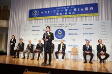 スピーチするシャンプーハットこいで。