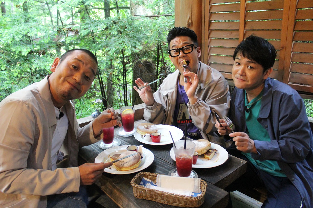 ジョン・レノン一家が通ったという喫茶店を訪れた宮川大輔（中央）と千鳥。(c)テレビ信州