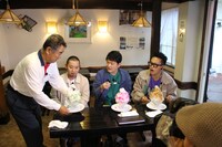 天然氷を使用した絶品かき氷を堪能する千鳥と宮川大輔（右）。(c)テレビ信州