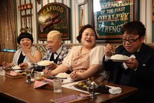 「キャイ～ン＆おかずクラブの中部地方を食べつくす！鉄板焼グルメ祭」のワンシーン。(c)中京テレビ