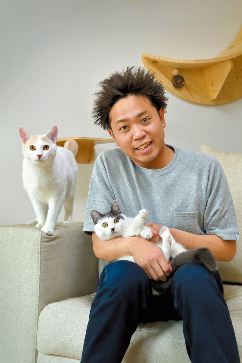 サンシャイン池崎と愛猫の風神・雷神。