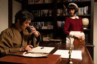 コント「屋敷の怪物」で2人芝居を繰り広げる内村光良（左）と杉咲花（右）。(c)NHK