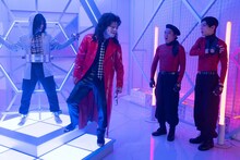 コント「わたしを変えて！」のワンシーン。左から杉咲花、内村光良、ムロツヨシ、中川大志。(c)NHK