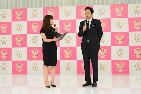 左から水卜麻美アナウンサー、チュートリアル徳井。