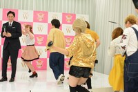 「イエーイ！」と叫びながら会見に現れる女性芸人たち。