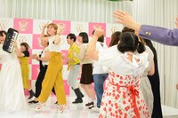 「イエーイ！」と叫びながら会見に現れる女性芸人たち。