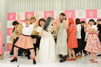 「イエーイ！」と叫びながら会見に現れた女性芸人たち。