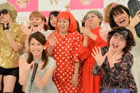 カメラに向かってアピールする女性芸人たち。