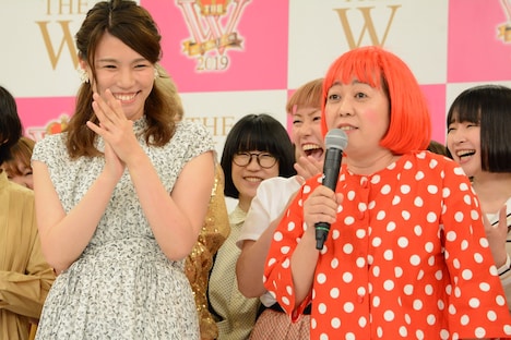 左から紺野ぶるま、八幡カオル。