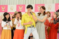 “スーパー姉御肌女”として登場した本日は晴天なり（中央）。