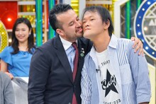毛深いゲストに“ヒゲスリスリ”されるアインシュタイン稲田（右）。(c)MBS