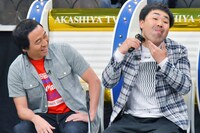 マイシェーバーを持参するフットボールアワー岩尾（右）とペナルティ・ワッキー（左）。(c)MBS