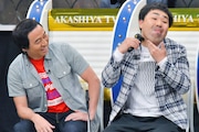 マイシェーバーを持参するフットボールアワー岩尾(右)とペナルティ・ワッキー(左)。(c)MBS
