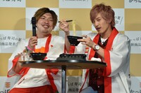 「えびラーメン」試食の際、自ら取材陣へ向けてポーズを取るEXIT兼近（右）。