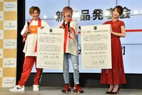 「しび辛ソース」を体験するにあたり、誓約書に署名する3人。