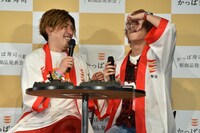 りんたろー。（左）に提供された水を横取りして飲む兼近（右）。