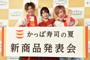 「かっぱ寿司の夏 新商品発表会」に出演したEXITと宇垣美里（中央）。