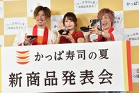 写真撮影中、逆に取材陣をスマホで撮影するEXIT兼近（右）。