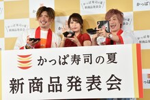 写真撮影中、逆に取材陣をスマホで撮影するEXIT兼近（右）。