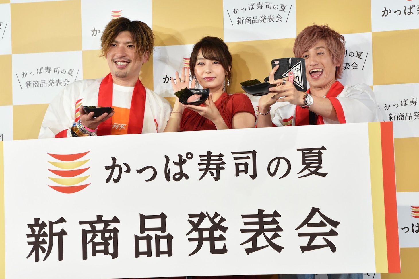 写真撮影中、逆に取材陣をスマホで撮影するEXIT兼近（右）。
