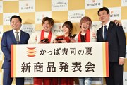 かっぱ寿司の社員とスキンシップを図るEXIT兼近（右から2人目）。