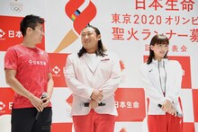 左から桐生祥秀選手、ロバート秋山、綾瀬はるか。