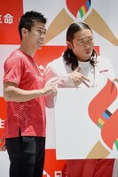 左から桐生祥秀選手、ロバート秋山。