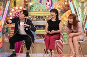 （左から）有吉弘行、川田裕美、藤田ニコル。(c)テレビ朝日