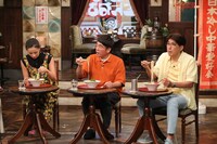 （左から）高橋ユウ、おぎやはぎ小木、石橋貴明。(c)フジテレビ