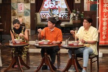 （左から）高橋ユウ、おぎやはぎ小木、石橋貴明。(c)フジテレビ