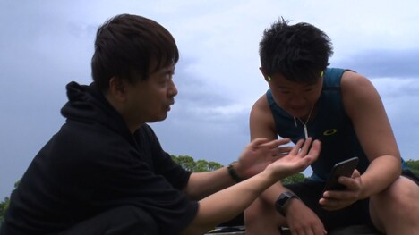 手話の先生でもあるデフアスリートの佐藤湊（右）の練習場を訪ねた次長課長・河本（左）。(c)MBS