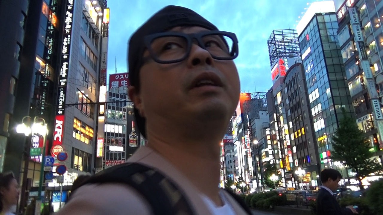 仕事を終え、手話を習いに行く次長課長・河本。(c)MBS
