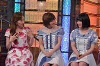 左からはいだしょうこ、岡田奈々、矢作萌夏。(c)読売テレビ