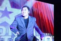 モノマネを披露するコロッケ。