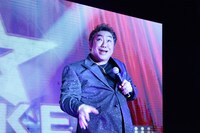 モノマネを披露するコロッケ。