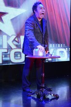 モノマネを披露するコロッケ。